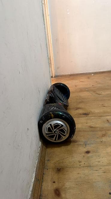 saat ev: Hoverboard – 6.5" iki təkərli, özünü tarazlayan skuter - Korpus: qara — 2