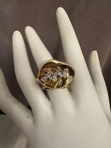 qızıl zinət əşyaları: 10 qr 750 prob üzük. 2000 AZN — 2