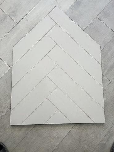 Ağ-açıq krem tonlarında, balıqsümüyü (herringbone) naxışlı döşəmə — 1