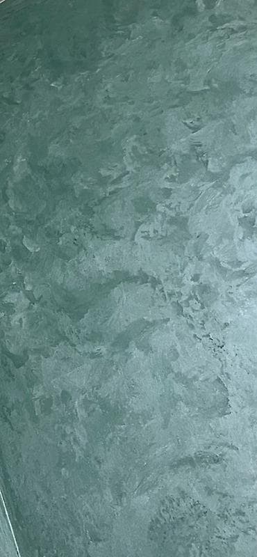 sadə alçipan fiqurları: Dekorativ divar boyası və klassik plintus/kapitel profilləri ilə — 3