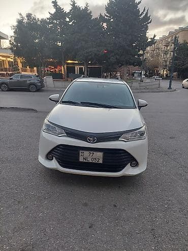 avto audio: Toyota sedan – ağ rəngli, şəhər və uzun yol üçün praktiki seçim — 3