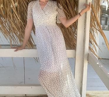Ağ rəngli, qara xırda ləkəli naxışlı maxi don. - Model: V-yaxa — 2