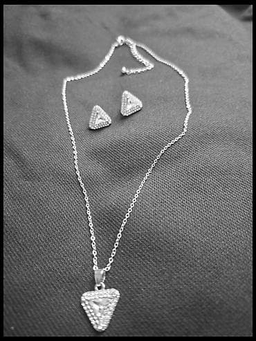 sancaq: Üçbucaq formalı bəzək dəsti - Tərkib: boyunbağı və sırğa cütü - — 1