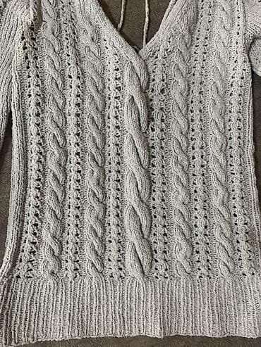 kəsikli kişi sviteri: Boz rəngdə, klassik hörgü naxışlı qadın sviteri. - Model: V-şəkilli — 2