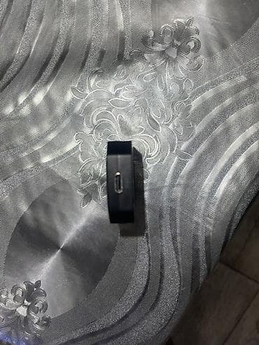 monitor az: Kompakt USB hub / adapter satılır. Cihaz qara rəngdədir və üzərində 2 — 2