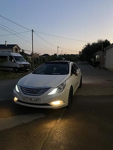 vito disk: Hyundai Sonata – ağ rəngli sedan Xüsusiyyətlər: - Korpus: 4 qapılı — 4