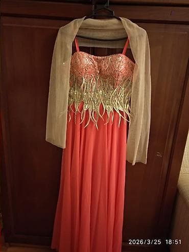 Zərif axşam geyimi – uzun, al-qızılı çalarlarında. Üst hissə