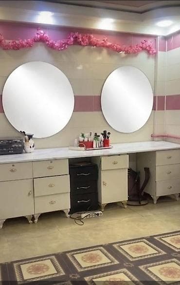 divar resimleri: Gözəllik salonu üçün iki postlu vizaj/saç ustası masası və güzgü dəsti — 1
