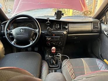 93 opel astra: Opel Vectra: 1.6 l | 1999 il 400678 km Sedan — 5