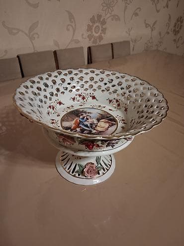 meyve qabı: Porşelen ayaqlı meyvə qabı.İşlənməyib — 1
