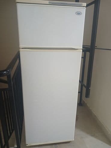 Soyuducular: İki qapılı soyuducu - Yuxarıda ayrıca dondurucu bölməsi, aşağıda — 2