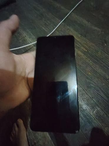 13 iphone ikinci el: Smartfon – arxa tərəfində dördqat kamera modulu və LED flaşlı model — 3