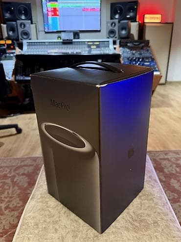Apple Mac Pro masaüstü kompüteri. Peşəkar studiyada bugunə kimi