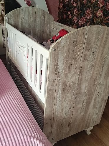 Uşaq beşiyi – taxta teksturalı korpus və ağ rəngli ön barmaqlıqlar -