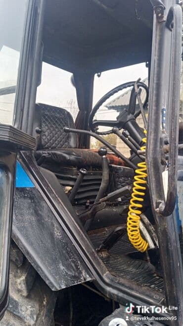 kredite masin: Belarus MTZ traktoru (mavi), 2009 il buraxılışı. Texniki — 4