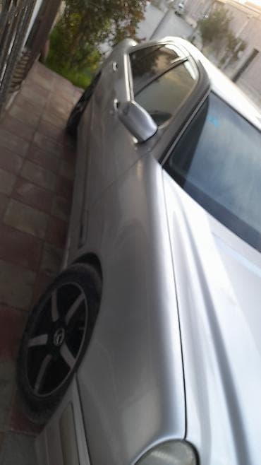 mersedes qapı: Mercedes-Benz E-Class (W210), gümüşü rəng. - Kuzov: sedan, 4 qapı - — 2