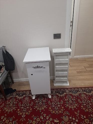 Ağ rəngdə ağacdan hazırlanmış kompakt saxlama mebeli dəsti. Tərkibi