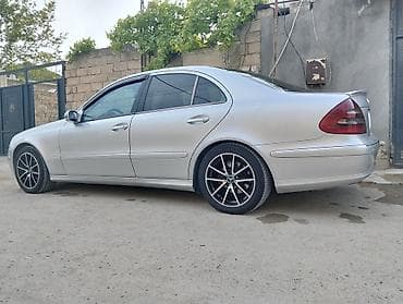 şuşe qaldıran: Mercedes-Benz E-Class sedan (W211), gümüşü rəng. Xüsusiyyətlər: - — 4