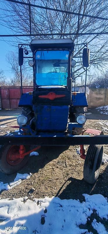 Moyka avadanlığı: Mavi rəngli kabinli təkərli kənd təsərrüfatı traktoru. Texniki — 2