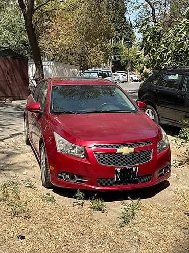 Nəqliyyat: Chevrolet Cruze sedan – qırmızı rəngdə, şəhər və tras üçün universal — 1