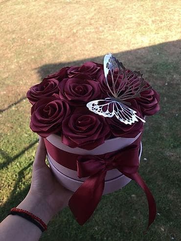 Bəzəkli hədiyyə qutusunda gül kompozisiyası - Dairəvi, açıq çəhrayı