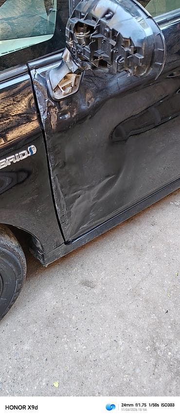 toyota prius c: Toyota Prius, qara rəng, hibrid. Kuzov liftback. Arxa hissədə “Prius” — 8