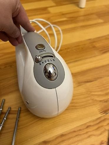 geepas ətcəkən: Geepas əl mikseri - 5 sürət rejimi və “Turbo” düyməsi - Qoşma düyməsi — 2