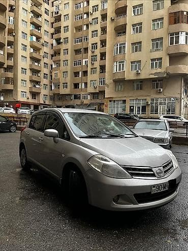 passat fara: Nissan Tiida — gümüşü rəng, 5 qapılı hetçbek. Xarici və texniki — 10