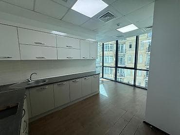 ucuz ev: İcarəyə verilir 13 otaqlı ofis 600 m², 8 Noyabr m. Daha 7 şəklə bax — 10