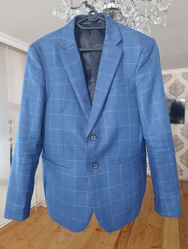 yeni model kurtkalar: Mavi rəngdə, damalı dizaynlı kişi pencəyi. İki düymə ilə bağlanır, yan — 6