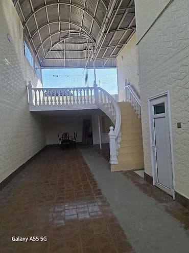 kiraye ev sabuncu: 2 mərtəbəli geniş mənzil/in - Zal: iri ölçülü, sütunlu tavan dekoru — 9