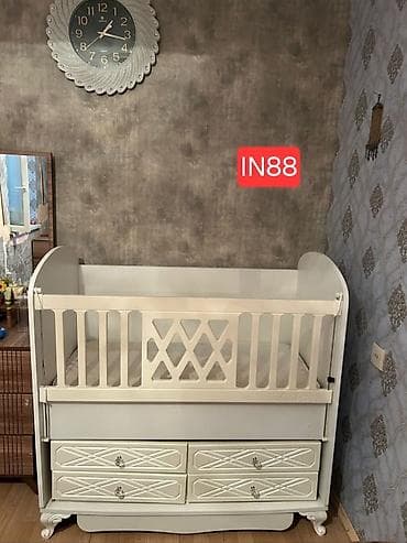 Oğlan və qız üçün, Dördbucaq, Beşik, Dəstsiz, Matras ilə, Yellənmə mexanizmsiz