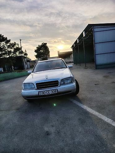 Mercedes-Benz C‑Sinfi sedan (W202), gümüşü rəng. - Kuzov: 4 qapılı