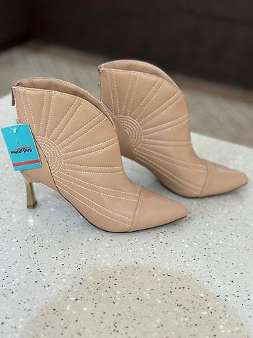 Brend: Eskarpini Məhsul: Qadın botu - Rəng: bej/nü qızılı ton -