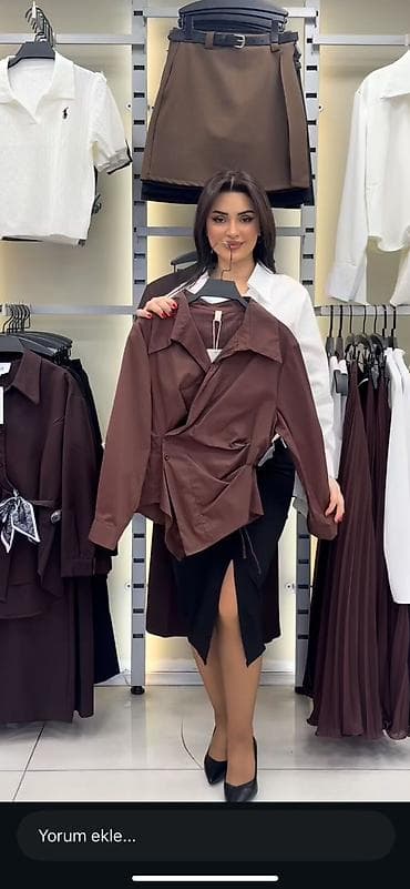 Qadın köynəyi – qəhvəyi rəng, asimmetrik kəsim.Etiket üzərindədi heç — 1