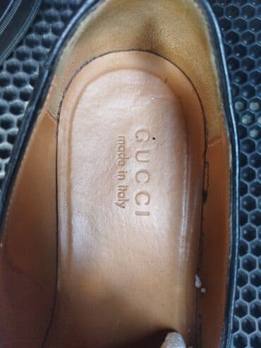 iwatch 7: Gucci tərəfindən hazırlanmış qara rəngdə dəri loaferlər. Klassik — 3