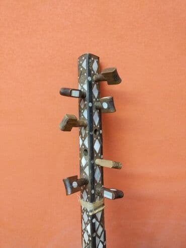 Akkordeonlar: Saz. Qədimi. 1948 -ci il. Əl işi. Üstü təbii sədəflə işlənib. Bəzi — 6