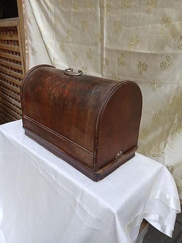 qedmi pullar: Antik pedal tikiş maşını – taxta qutulu - Model: Podolsk/Adler tipli — 2