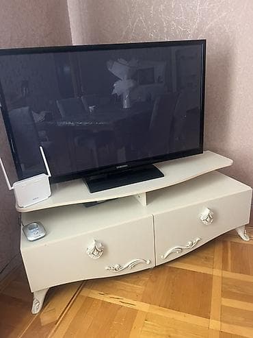 ТВ стенды: Ağ rəngli TV stendi - Klassik üslubda dizayn: dekorativ oyma — 1
