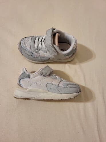 Mangodan alinib 21 ölçü, yumşaq rahat ayaqqabıdır, dəridir