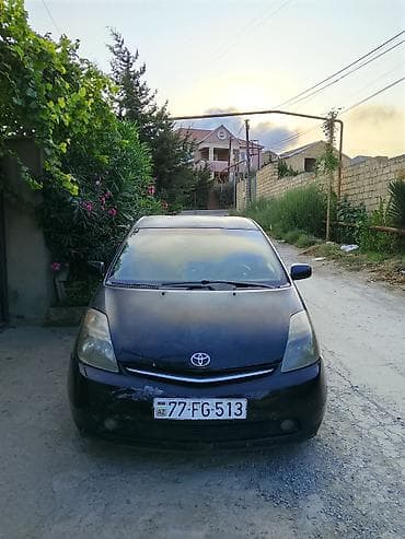 on lip: Toyota Prius, 2-ci nəsil, hibrid. - Kuzov: hetçbek, qara rəng - Güc — 3