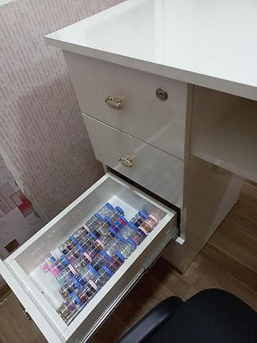 stulu: Düz masa, Siyirməli, Polkalı, Parlaq laminat — 3