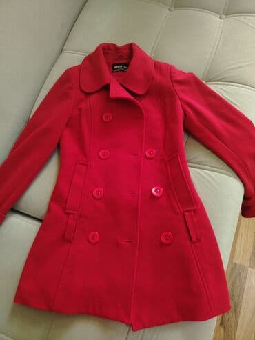 palto qadın üçün: Qırmızı rəngdə qadın paltosu, klassik dizayna malikdir. Yanlarında — 1