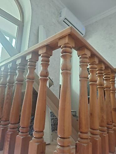 bal: Taxta pilləkən məhəccəri və dekorativ balyaslar. Məhsul interyer üçün — 1