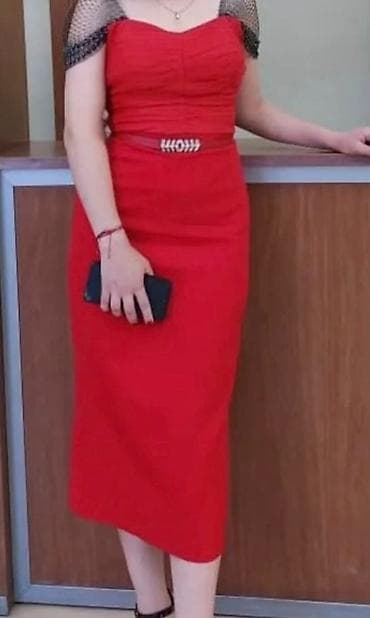 Qırmızı ziyafət donu - Model: bel vurğulu, bədənə oturan midi uzunluq