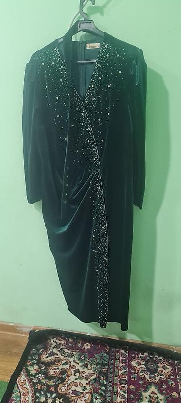 Velvet gecə/libas - Material: Zəngin, yumşaq məxmər - Rəng: Tünd