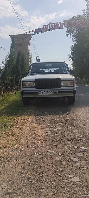 Avtomobil: Lada 2104 (universal), ağ rəng Kuzov: 5 qapı, geniş baqajlı — 2