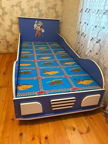 vitrin polka type 1: Uşaq üçün maşın formalı çarpayı - Rəng: mavi-ağ - Dizayn: Ön hissədə — 1