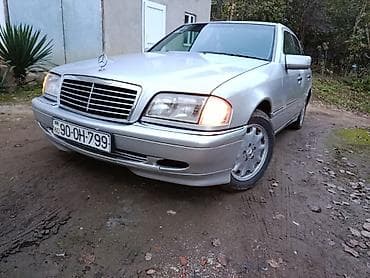 Mercedes-Benz C‑Class sedan, gümüşü rəng. Kuzov W202 dizaynı, 4 qapı — 4