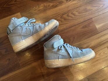 Subaru: Nike Air Force 1 High, boz rəng palitrası ilə. Xüsusiyyətlər: - — 2